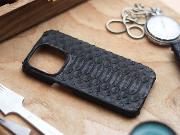 RAVEN BLACK PYTHON SKIN 360° MAGSAFE CASE