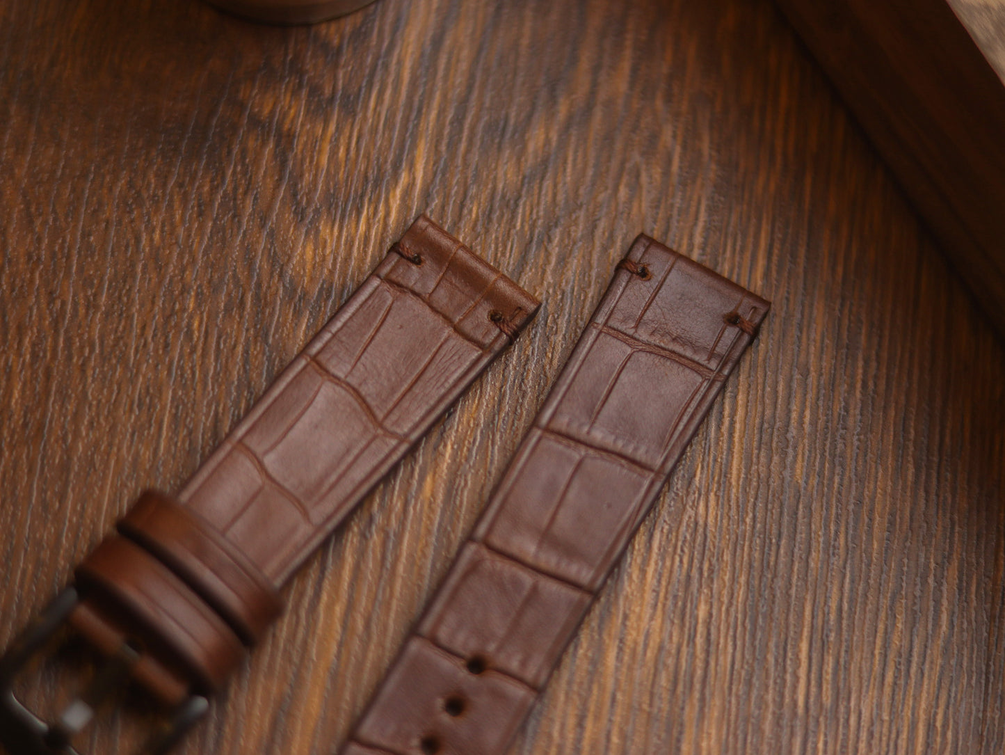 BROWN CROCO HAND-CRAFTED WATCH STRAPS - MINIMAL STITCHED U-TAIL