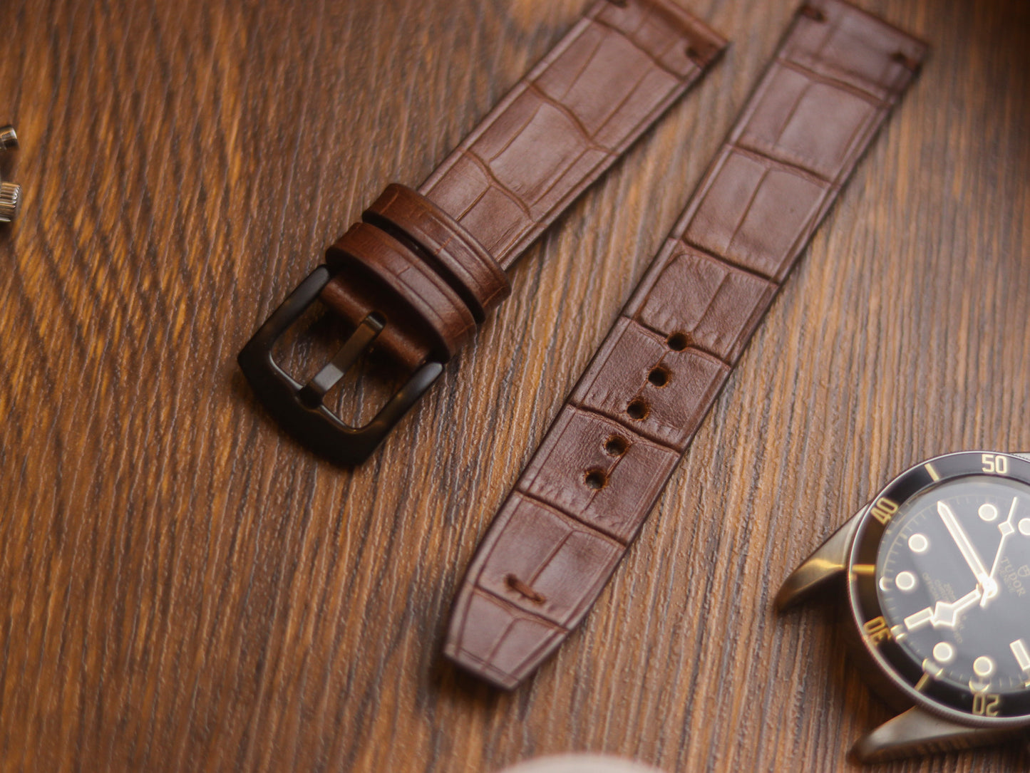 BROWN CROCO HAND-CRAFTED WATCH STRAPS - MINIMAL STITCHED U-TAIL