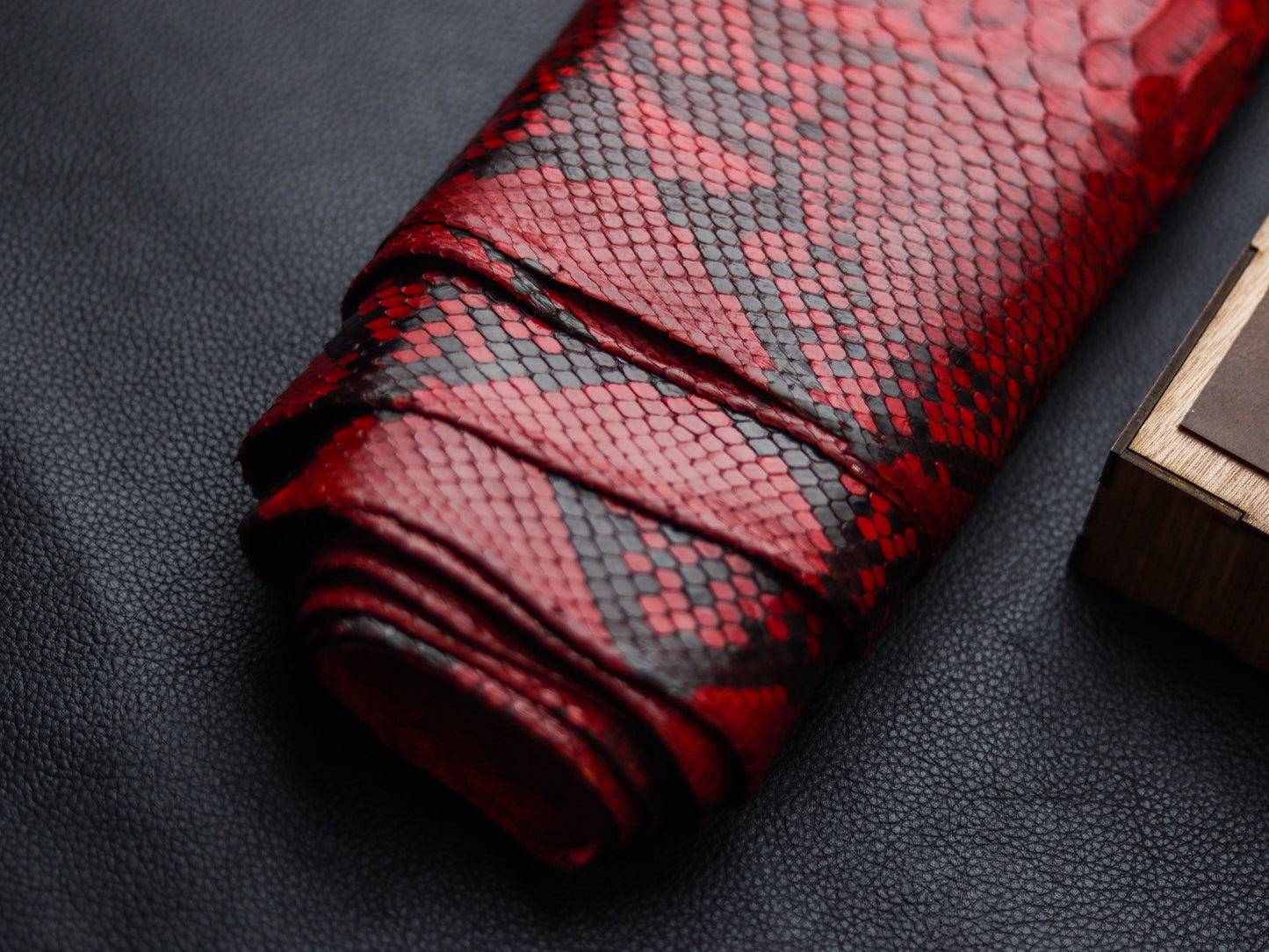 ARTEMUS - BIFOLD WALLET VENETIAN RED PYTHON SKIN