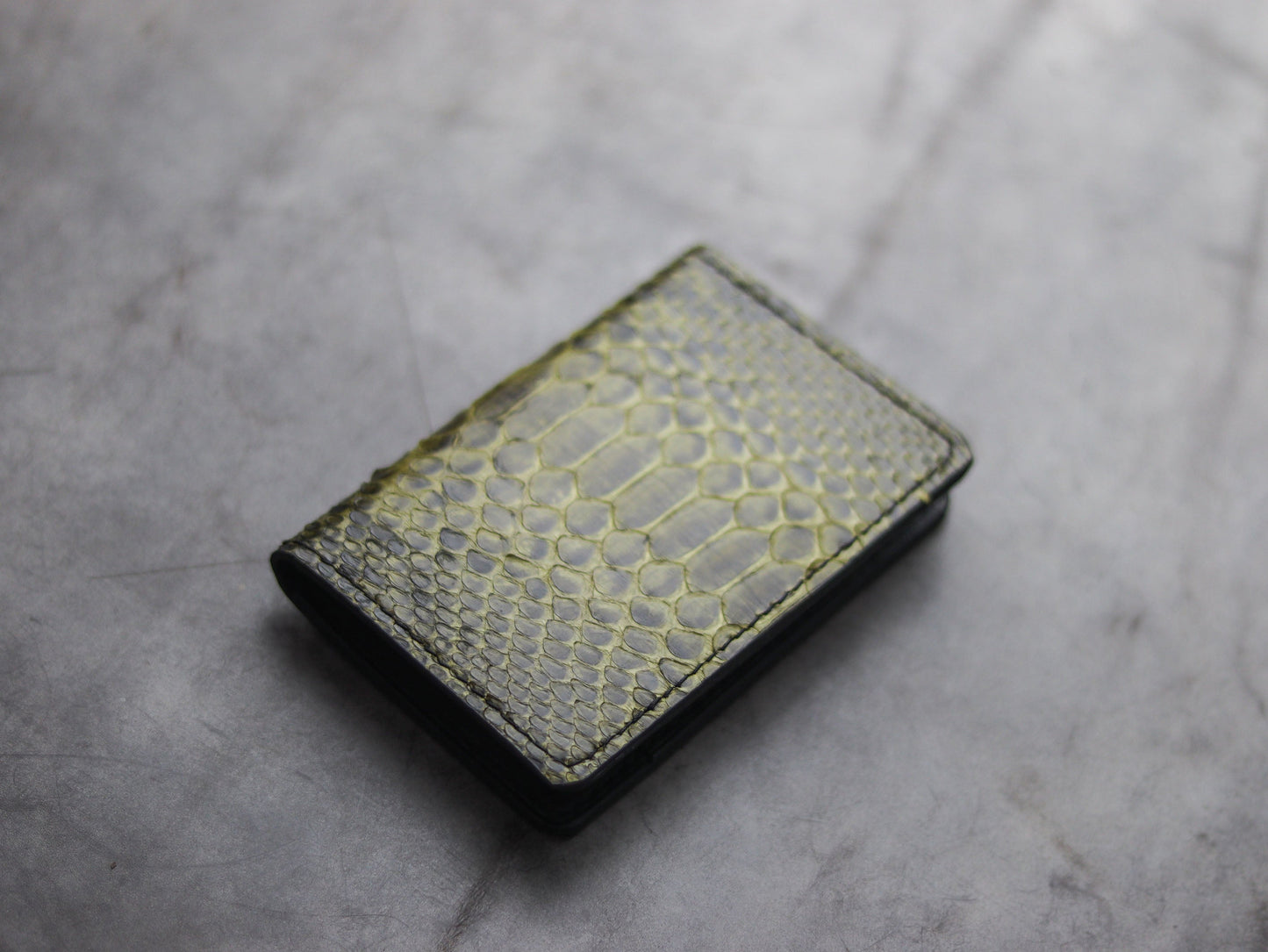 \ARTEMUS - BIFOLD WALLET JUNIPER GREEN PYTHON SKIN