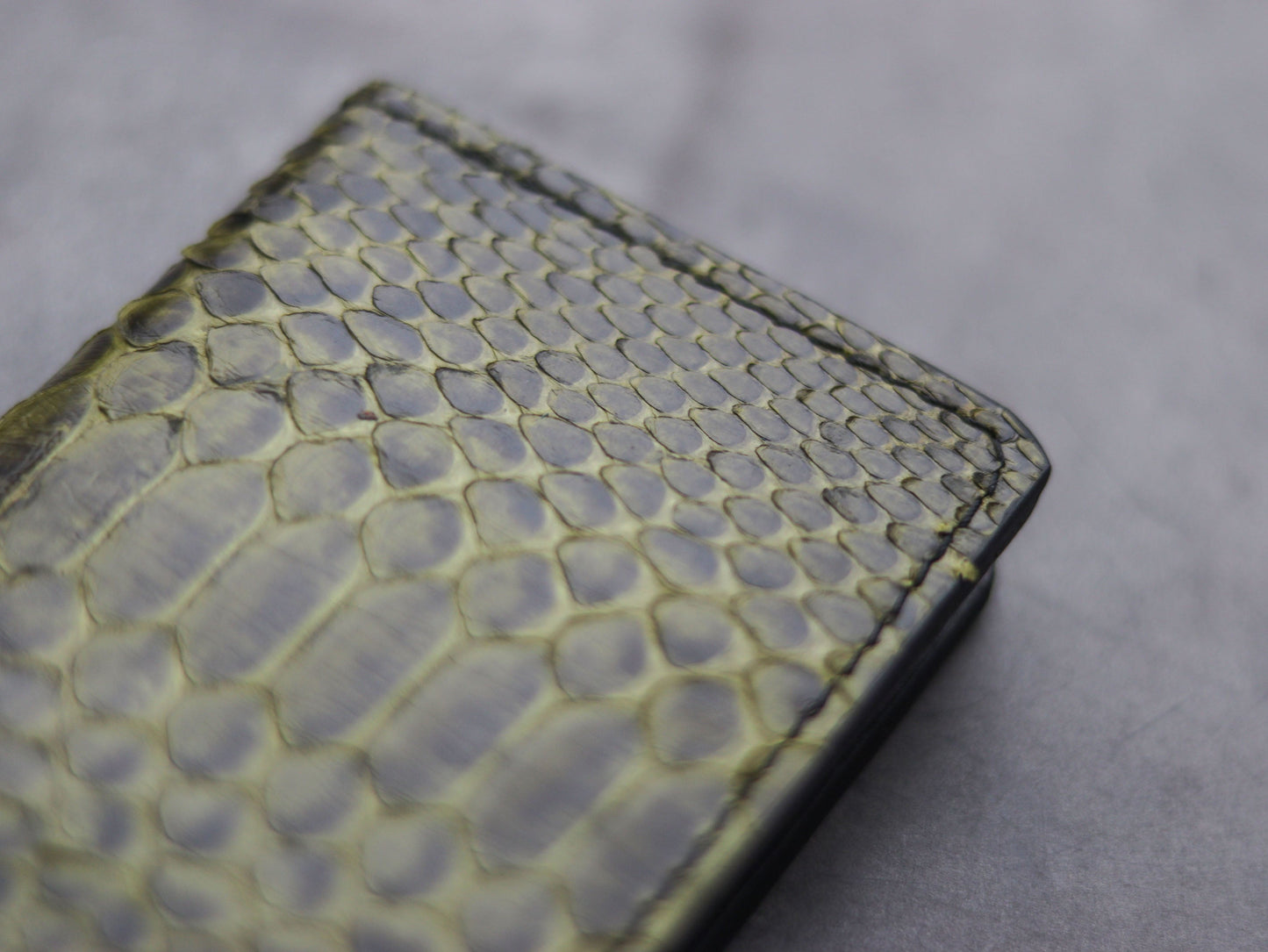 \ARTEMUS - BIFOLD WALLET JUNIPER GREEN PYTHON SKIN
