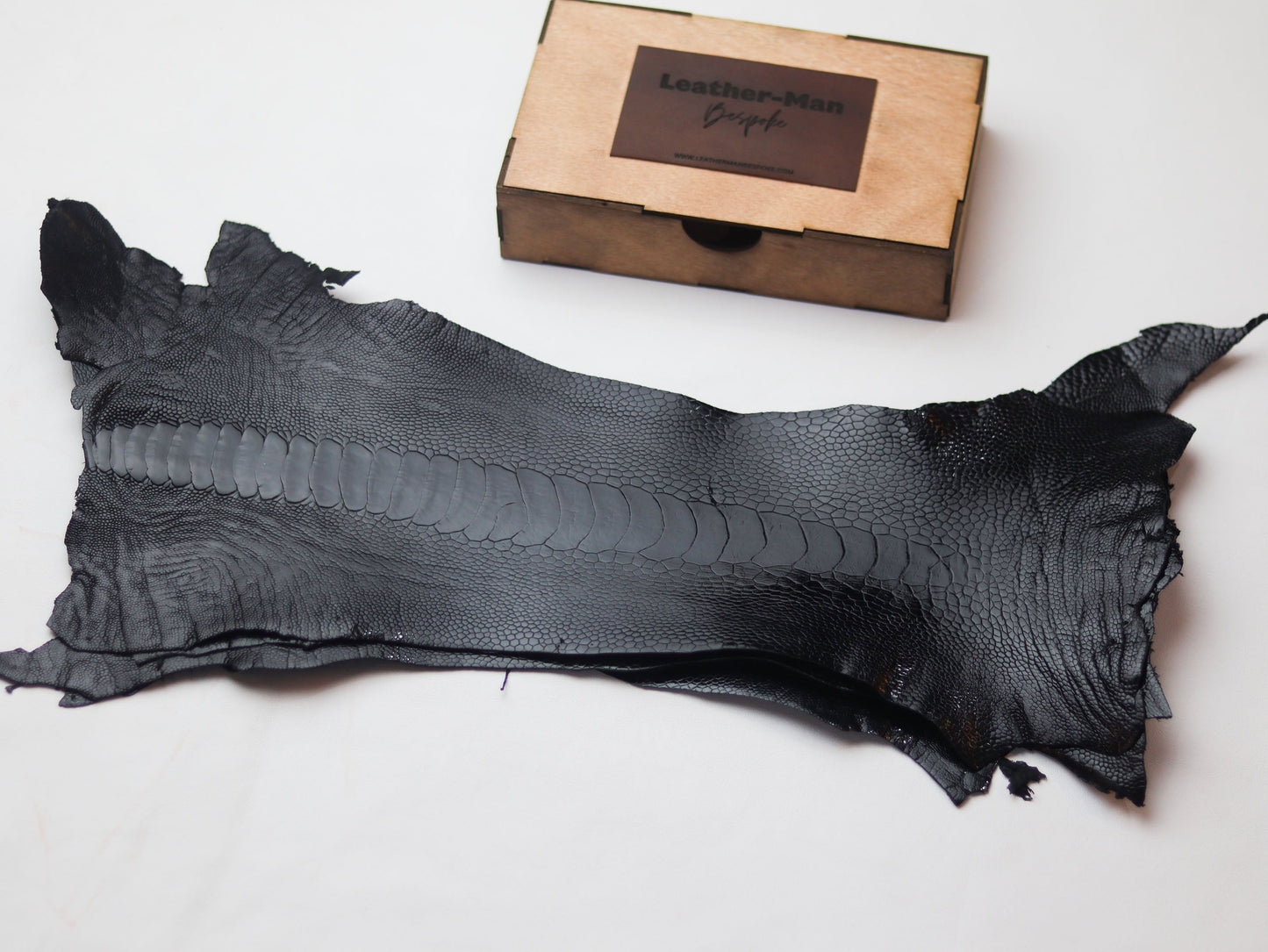 ARTEMUS - BIFOLD CARD WALLET RAVEN BLACK OSTRICH LEG SKIN