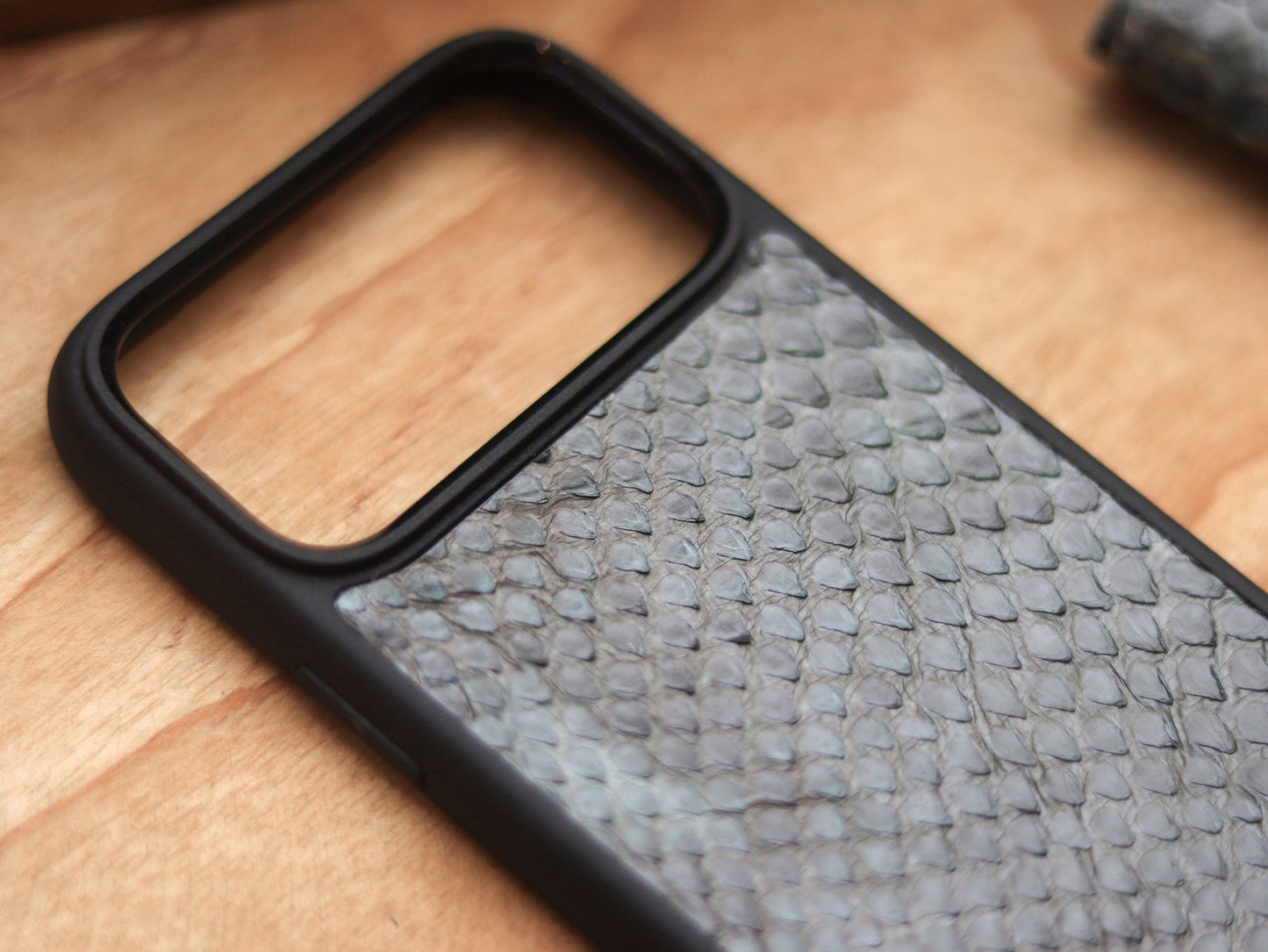 IRIDIUM GREY PYTHON SKIN MAGSAFE CASE
