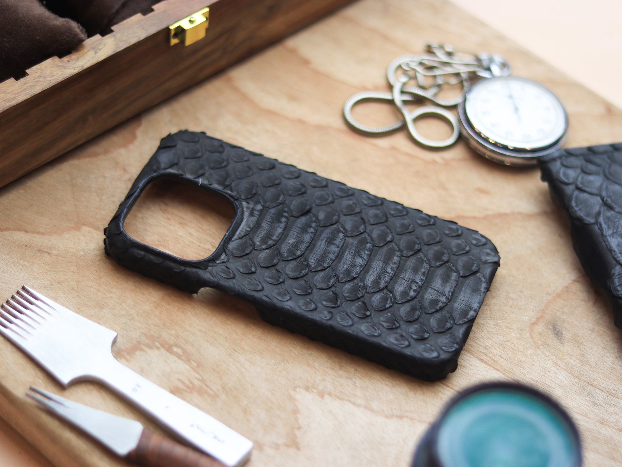 RAVEN BLACK PYTHON SKIN 360° MAGSAFE CASE