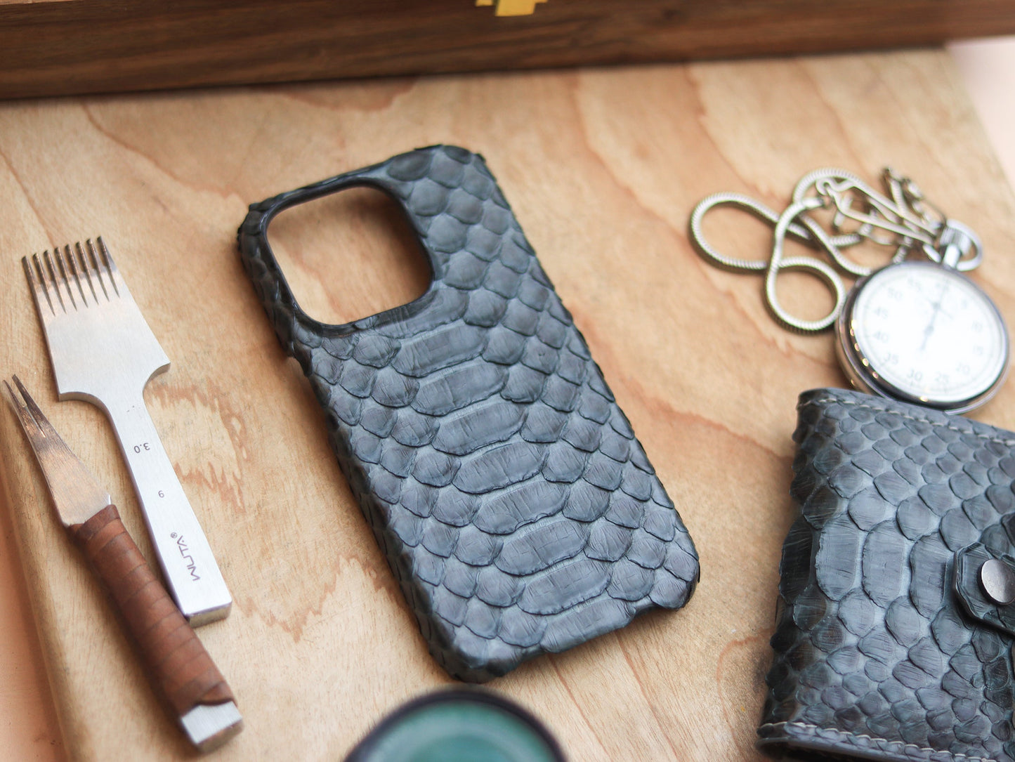 IRIDIUM GRAY PYTHON SKIN 360° MAGSAFE CASE