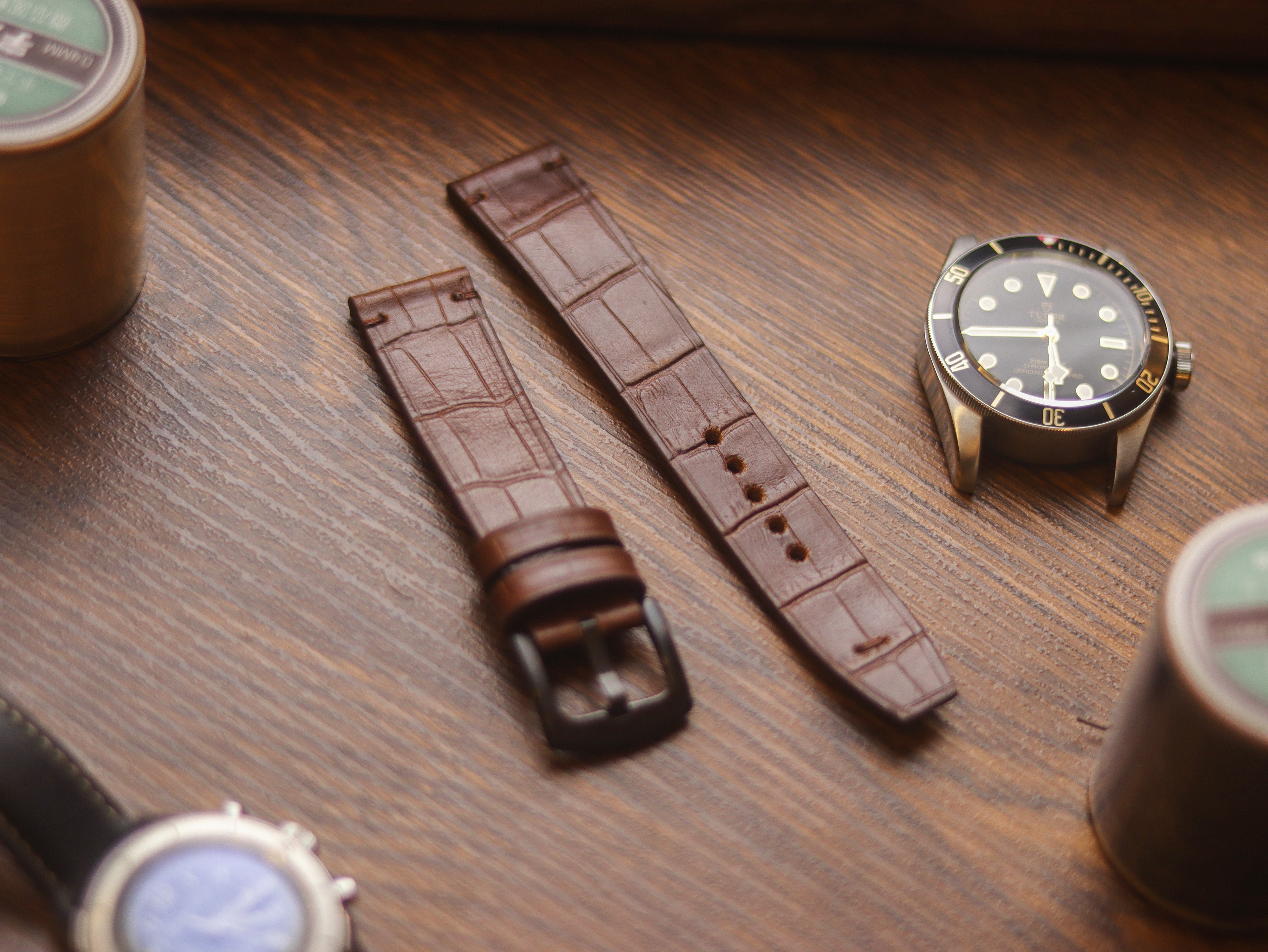 BROWN CROCO HAND-CRAFTED WATCH STRAPS - MINIMAL STITCHED U-TAIL
